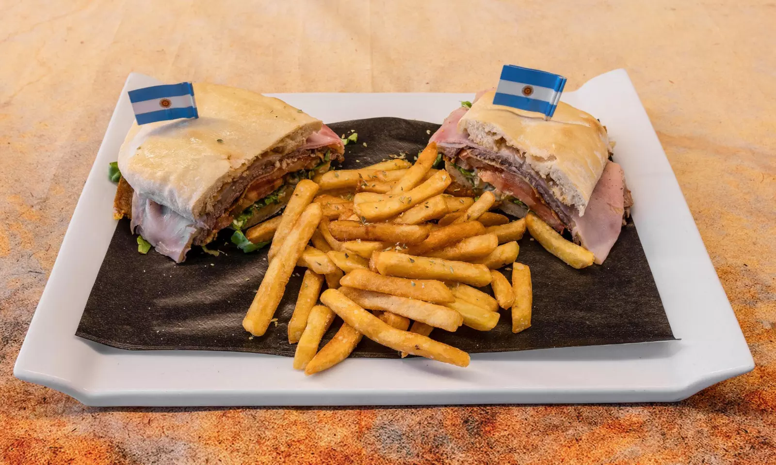 Menú argentino con entrante, principal, postre y bebida para 2 o 4 pax