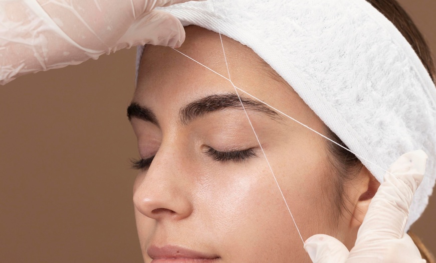 Image 1: Depilación con hilo y diseño en cejas, labios o rostro y cuello 