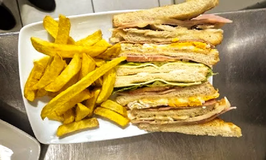 Image 6: Menú de hamburguesa para 2 o 4 con bebida y chupito o copa de champán