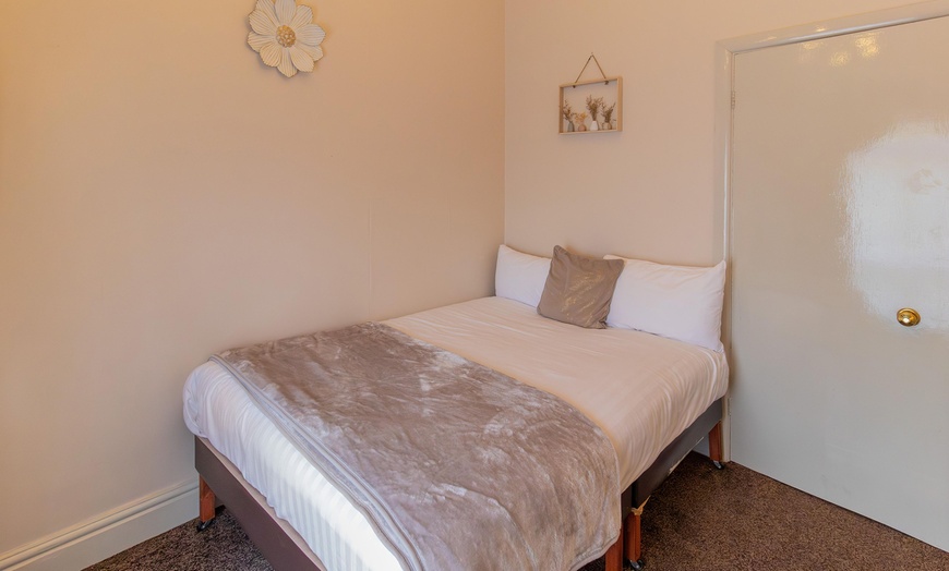 Image 3: 4* Derbyshire: Standard Double or Twin Room Stay with Breakfast & More