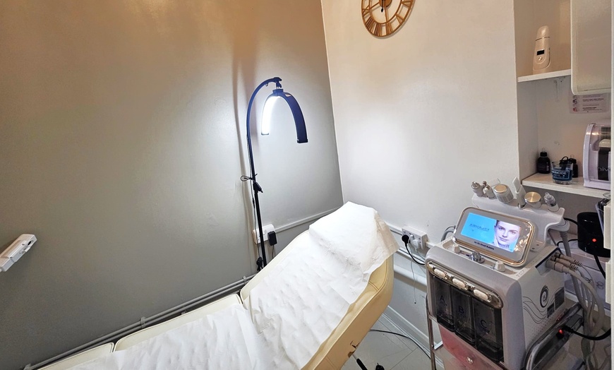 Image 2: Unlock Your Best Skin with a 30 or 60-Minute Hydrofacial