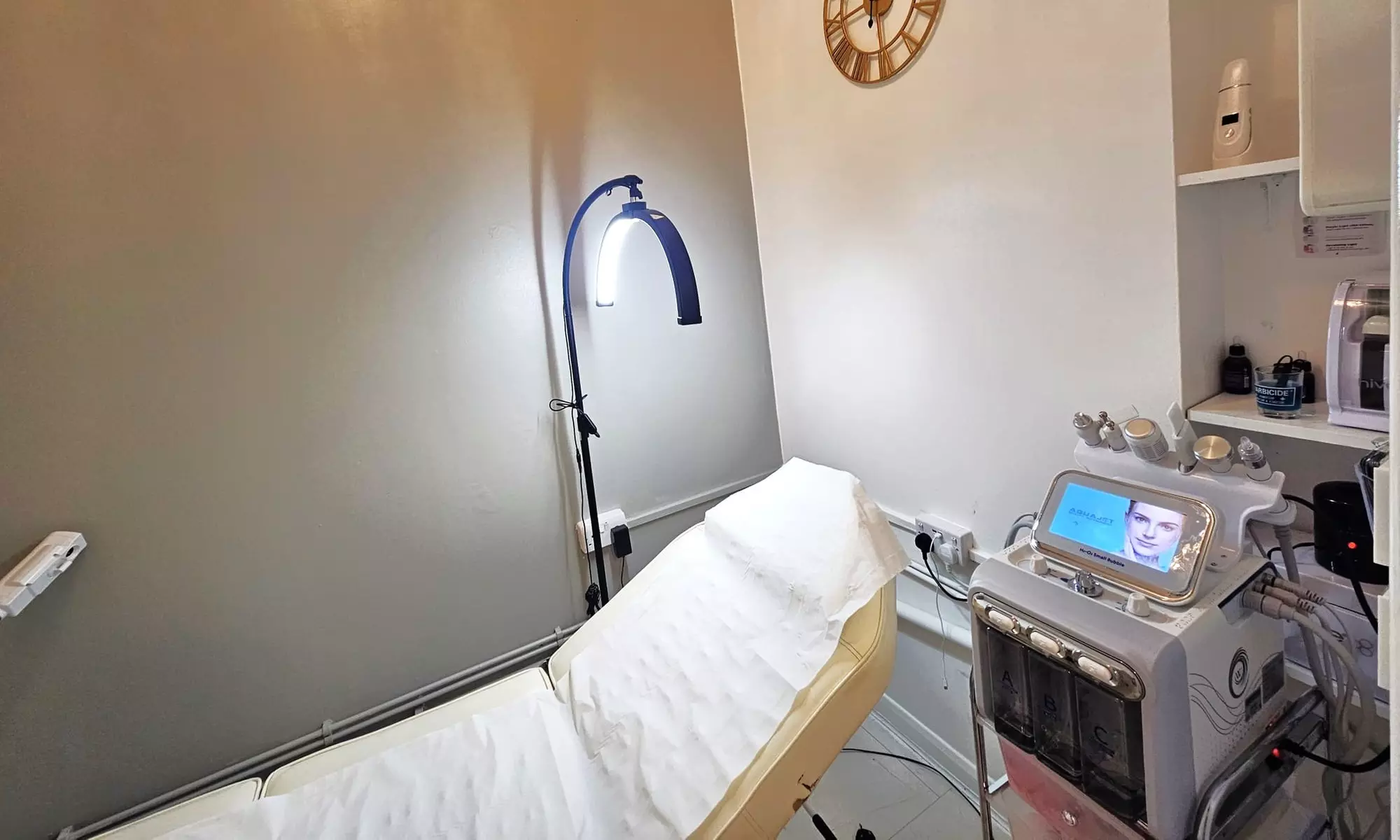 Unlock Your Best Skin with a 30 or 60-Minute Hydrofacial