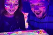 Taller PINTA LUZ de pintura neón bajo luz UV para 1 o 2 personas, niños y adultos con un 23% de descuento - Second Medium