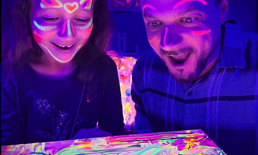 Image 4: Taller PINTA LUZ de pintura neón para 1 o 2 personas, niños y adultos