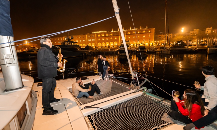 Image 8: Salida nocturna en catamarán con música en vivo para hasta 4 personas
