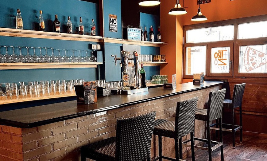 Image 9: Menú de pizza artesanal con entrante, postre y bebida para 2 o 4