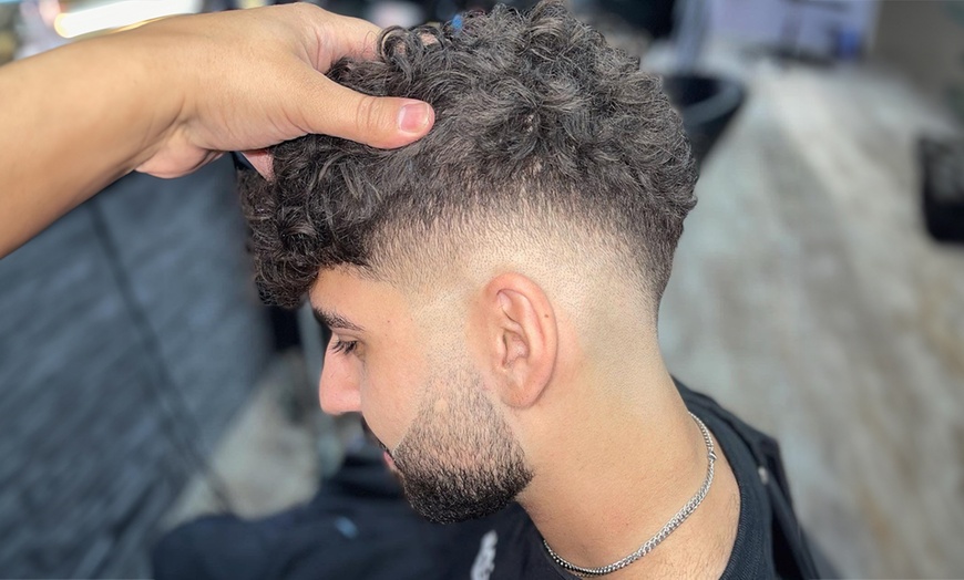 Image 2: Waschen, schneiden & föhnen für Herren, opt. inkl. Nassrasur & Maske