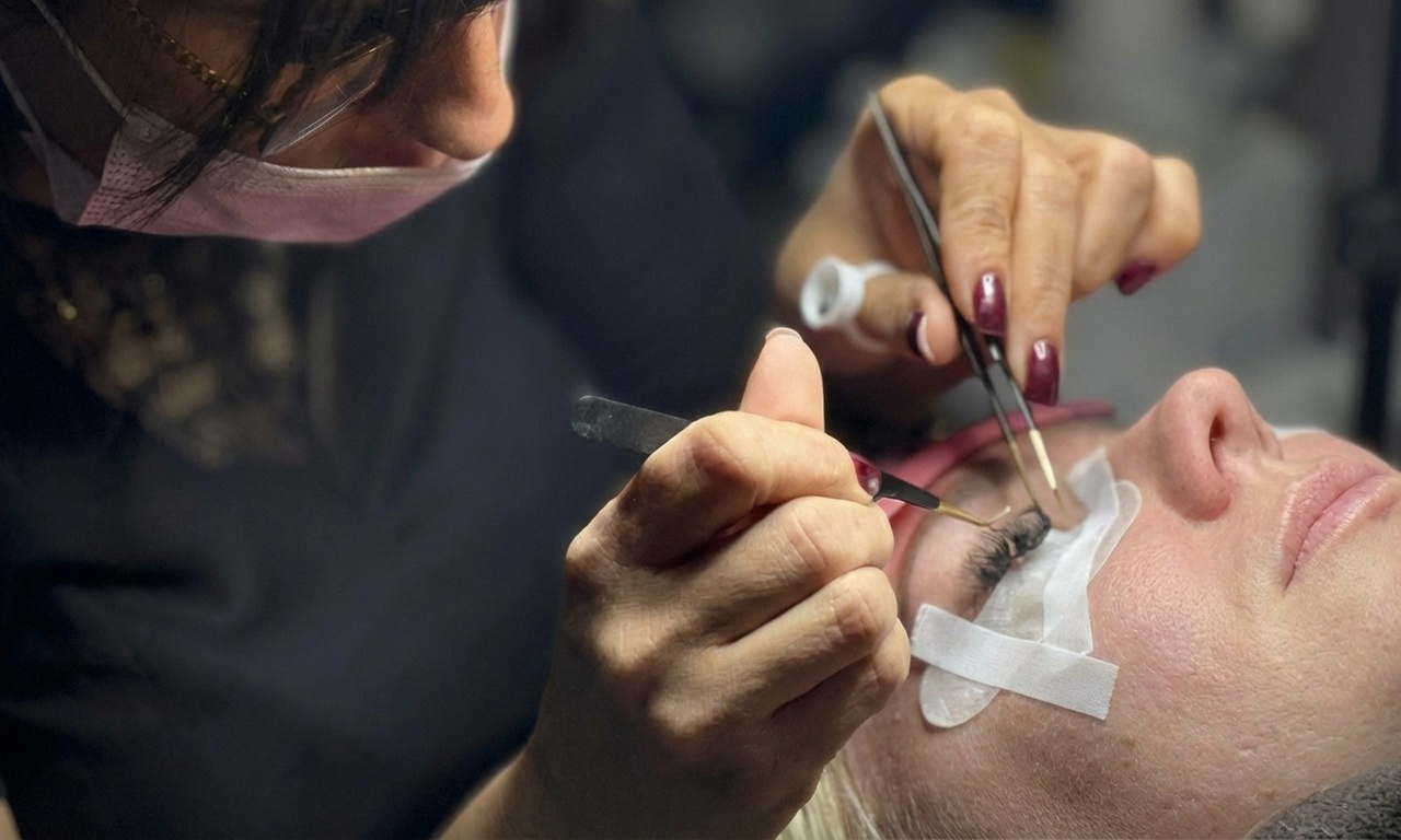 Dodaj spojrzeniu głębi: przedłużanie rzęs wybraną metodą