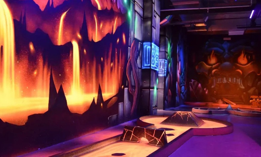 Image 2: Mini-golf en famille sur un parcours lumineux