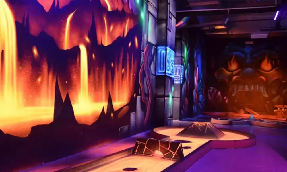 Mini-golf en famille sur un parcours lumineux