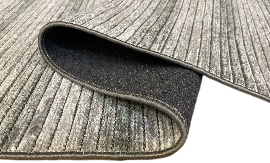 Image 18: Gestreifter Teppich