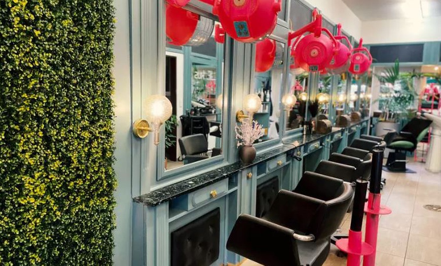 Image 2: Strähnen, Waschen, Schneiden, Föhnen und Stylen für 1 Dame