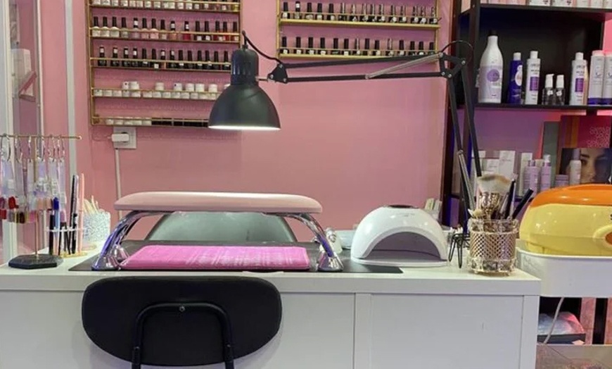 Image 2: Manos y pies radiantes con manicura, pedicura o manipedicura