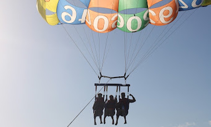 Image 7: Vuelo en parasailing para hasta 3 personas