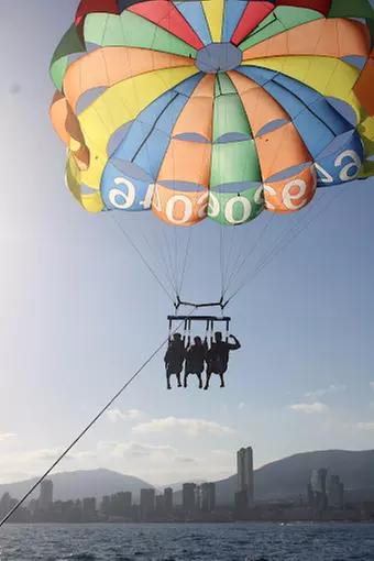 Vuelo en parasailing para hasta 3 personas