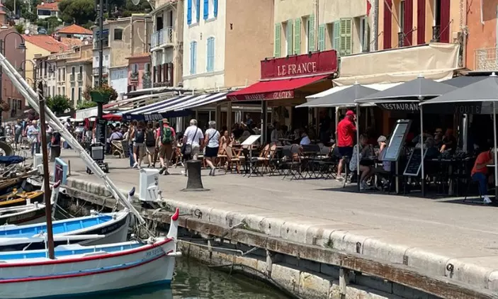 Cuisine provençale sur le port de Cassis au restaurant La Voute