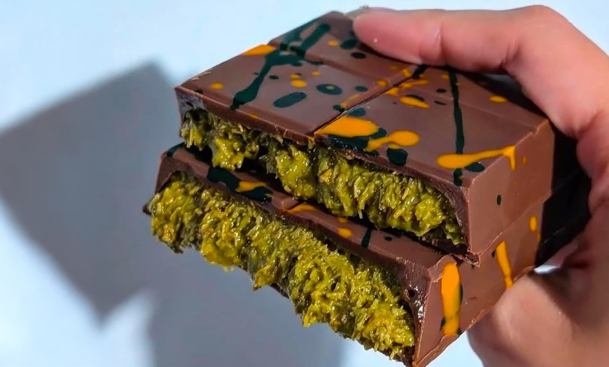 Image 3: Pack of Two Dubai Chocolate with Pistachio Cream and Kunafe Filling