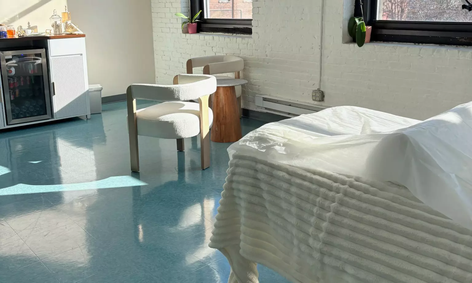 Refreshing Full Body Polishing and Facial Treatmentswith LED Treatment