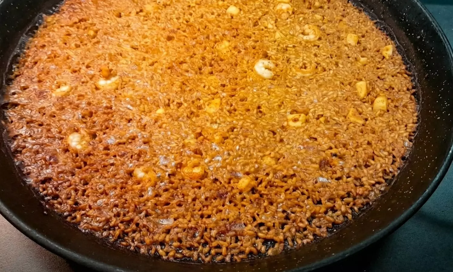 Menú con entrante, principal, postre, bebida y opción a vino