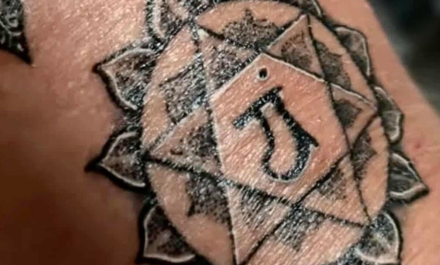 Image 2: Tatouage énergétique avec Moonlines Tattoos à Dour