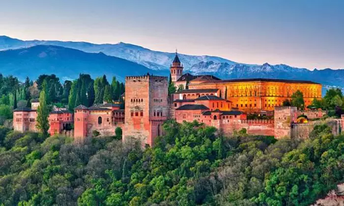 Granada: 1 o 2 noches con desayuno, free tour y opción a entradas a la Alhambra para 2 personas en Hotel Poniente - Primary Image