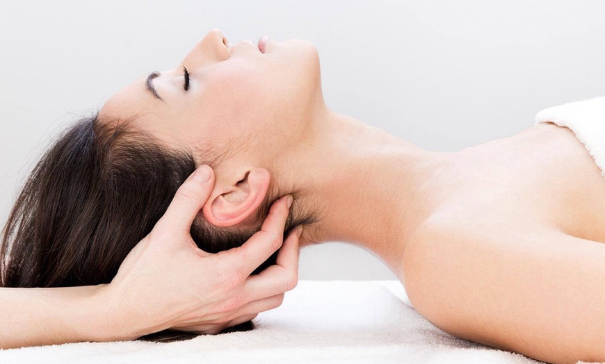 Image 3: Masajes relajante, corporal con velas y de cabeza indio en NH Clínicas