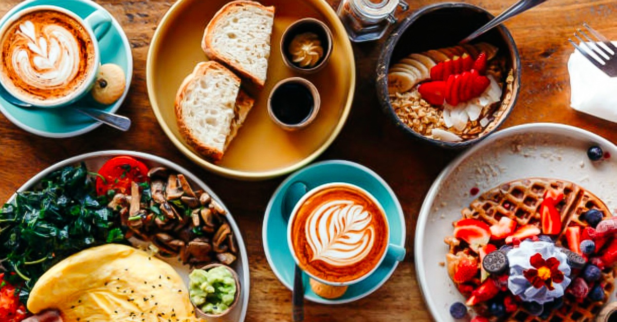 Brunch o merienda con platos salados, dulces y bebidas en Barcelona