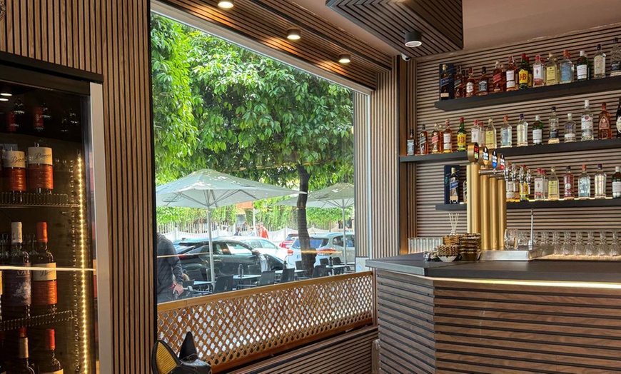 Image 13: Menú fusión con entrante, principal, postre y bebida 