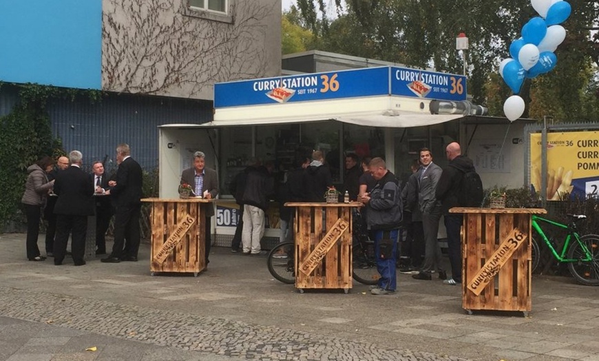 Image 2: Currywurst-Wikingerplatte mit Pommes & Softgetränk für 1 - 4 Personen