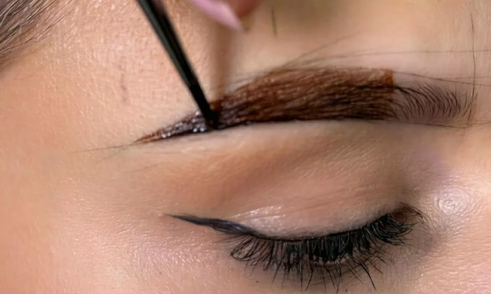 Flawless face: gestileerde brows, gladde bovenlip of volle lashes