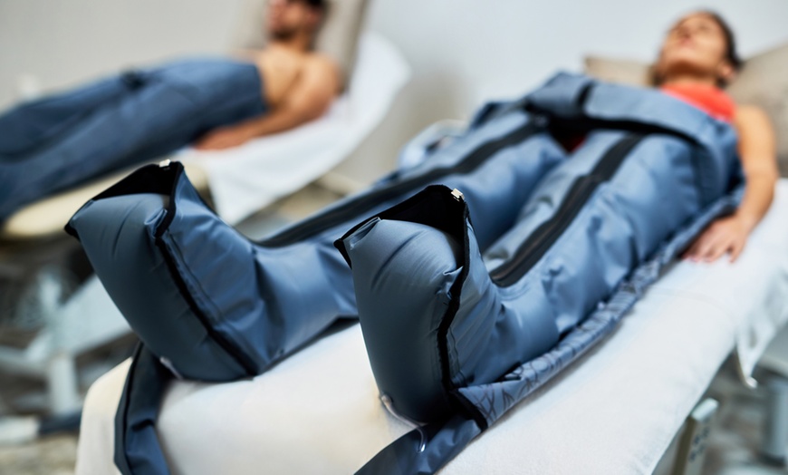 Image 1: 3, 6 o 9 sesiones de 30 minutos de presoterapia y masaje de piernas