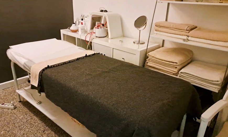 Image 2: Masaje de cuerpo completo de hasta 1 h con aromaterapia para 1 persona