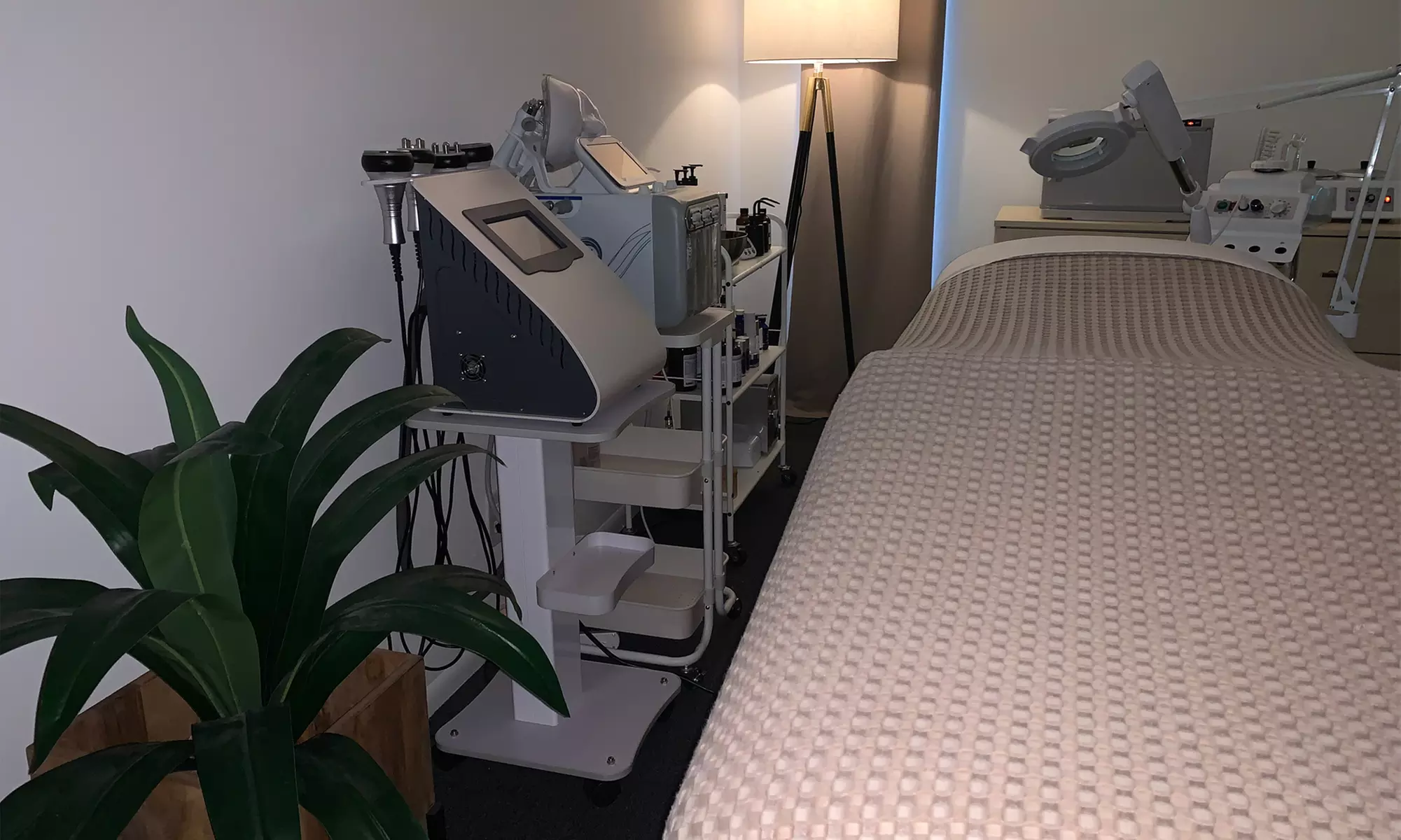 Radio-Frequency Facelift, Luxe Facial Express or Ultrasonic-Cavitation
