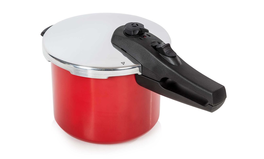 Image 2: Morphy Richards Pressure Cooker