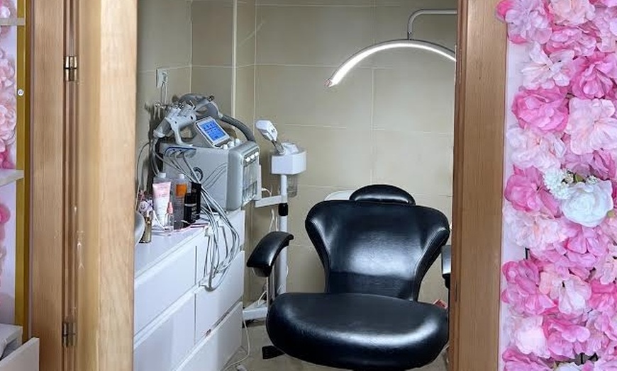 Image 4: Consigue una piel de porcelana con una limpieza facial a elegir para 1