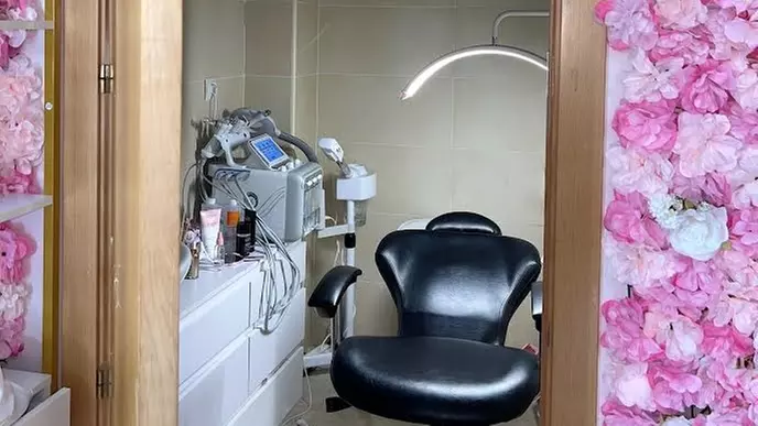 Consigue una piel de porcelana con una limpieza facial a elegir para 1