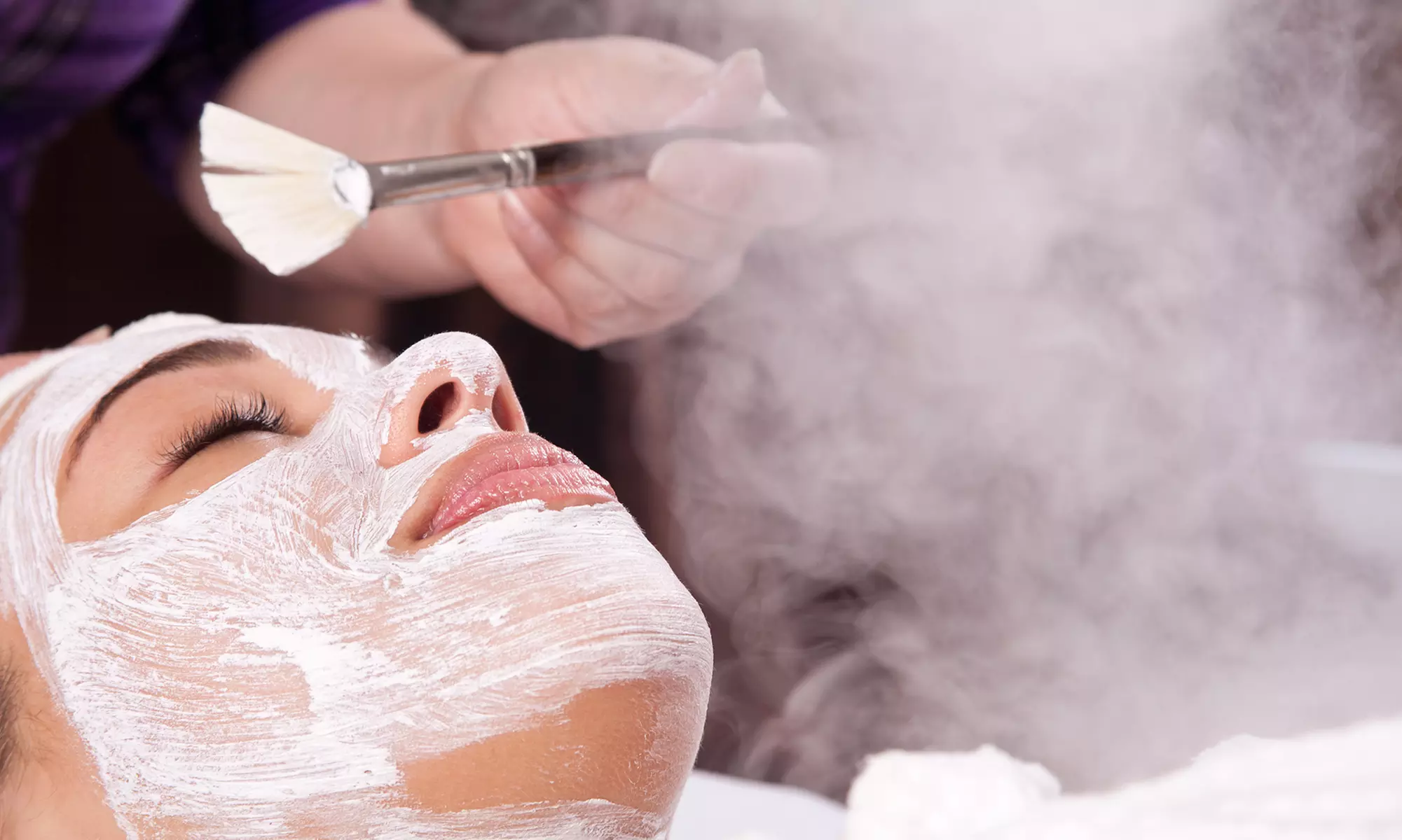 Frisches Hautgefühl: Klassische Gesichtsbehandlung oder Mikrodermabrasion für 1 Person (bis zu 44% sparen) - Primary Image