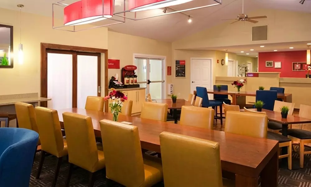 All-suite hotel with near Seattle airport & shopping