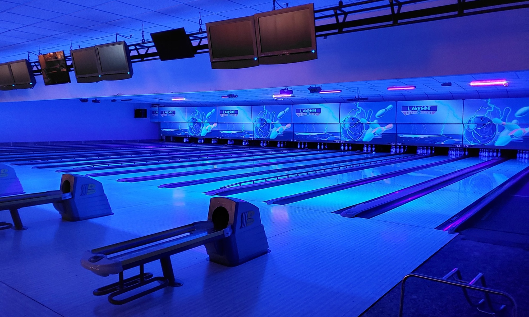 1-Hour Lane & Shoe Rental for 2, 4, or 6 at Lakeside Entertainment