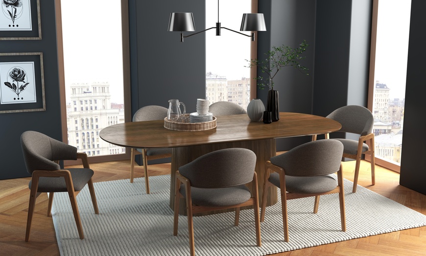 Image 19: Sillas de comedor tapizadas con patas de madera Woolden, de Doosense