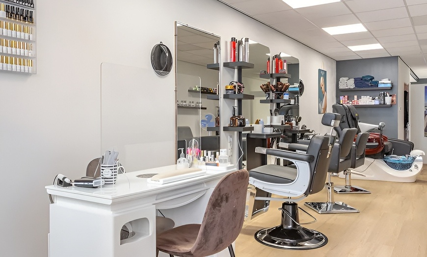 Image 2: Klaar voor een frisse coupe? Ga voor een kappersbehandeling naar keuze
