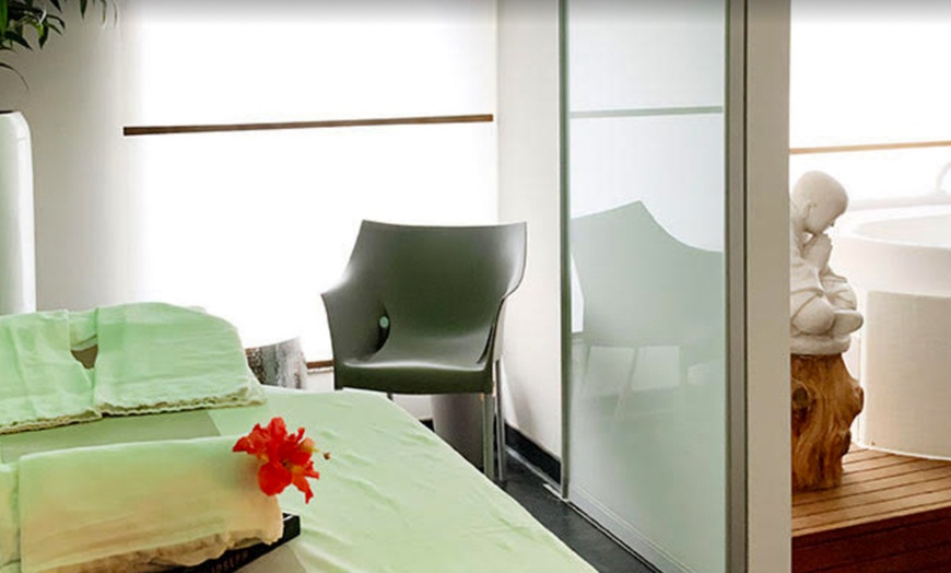 Image 3: Fuß- und Beinmassage oder Ganzkörper-Wellnessmassage für 1 Person