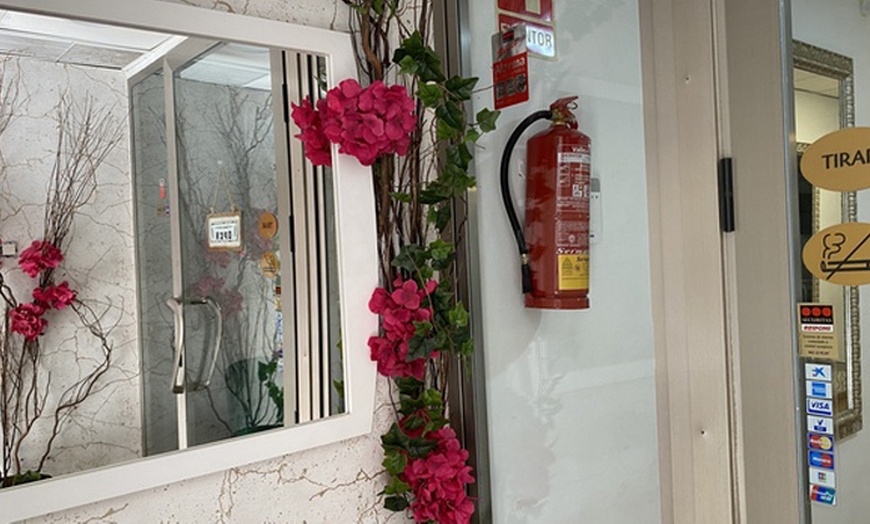 Image 9: 1 o 2 sesiones con radiofrecuencia Indiba y electroestimulación para 1