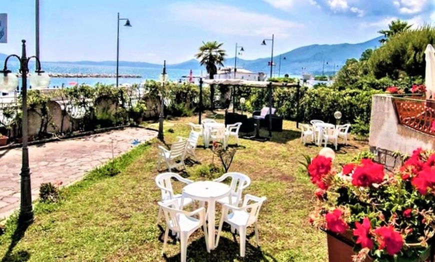 Image 5: Formia: fino a 3 notti in camera con vista mare e colazione 