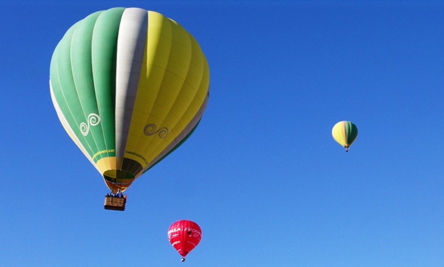 Image 2: Vuelo en globo con snacks, reportaje fotográfico, cava y diploma 