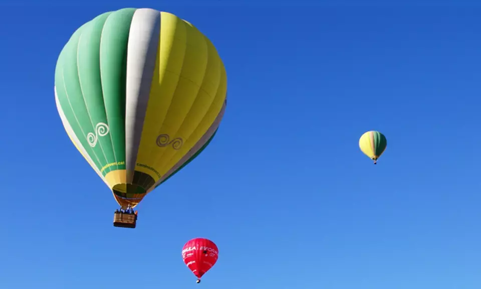 Vuelo en globo con snacks, reportaje fotográfico, cava y diploma