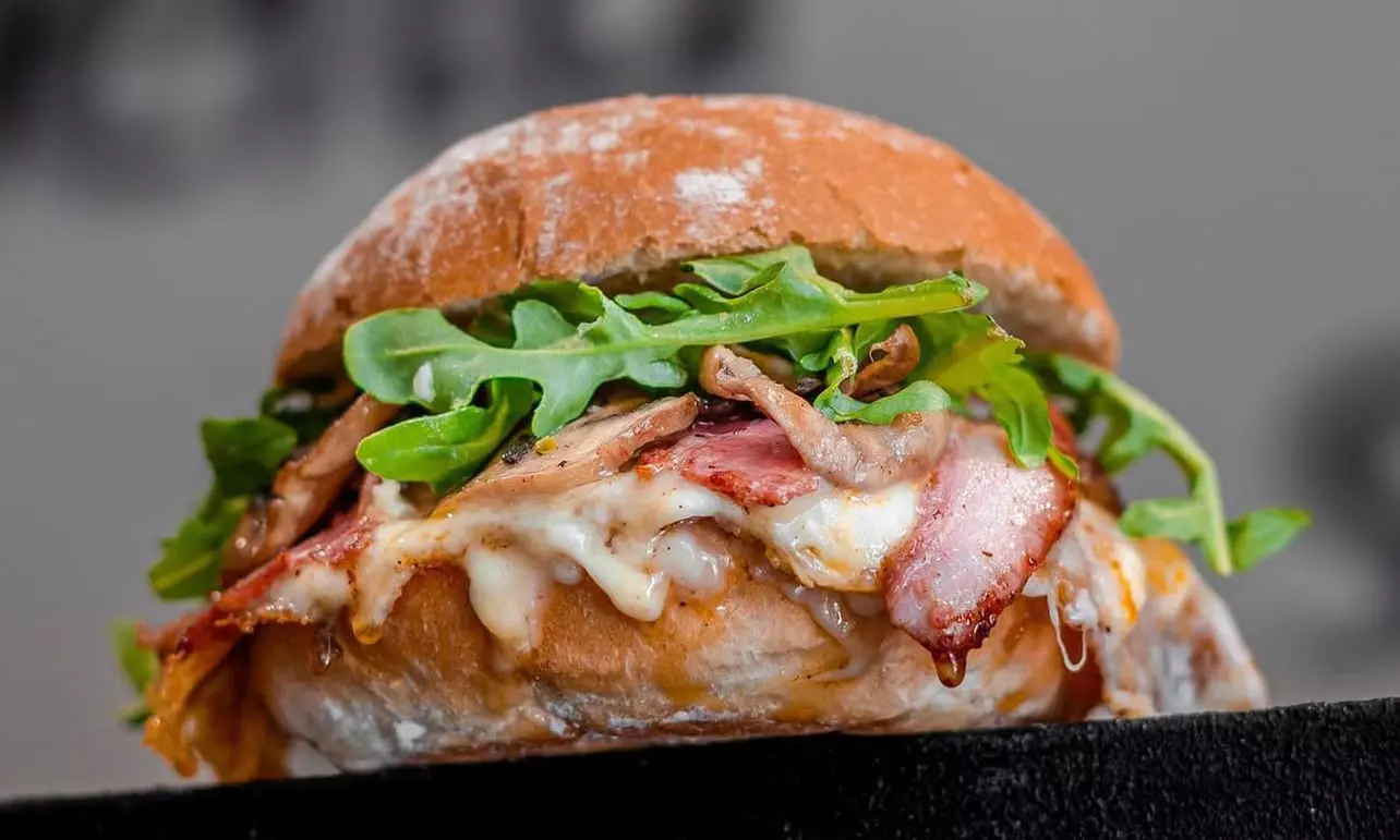 Menú de hamburguesa con opción prémium para 2 o 4 personas