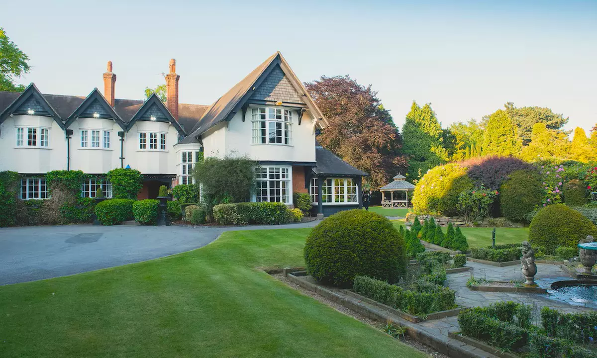 Cheshire: Executive Double Room with Breakfast and Bottle of Prosecco