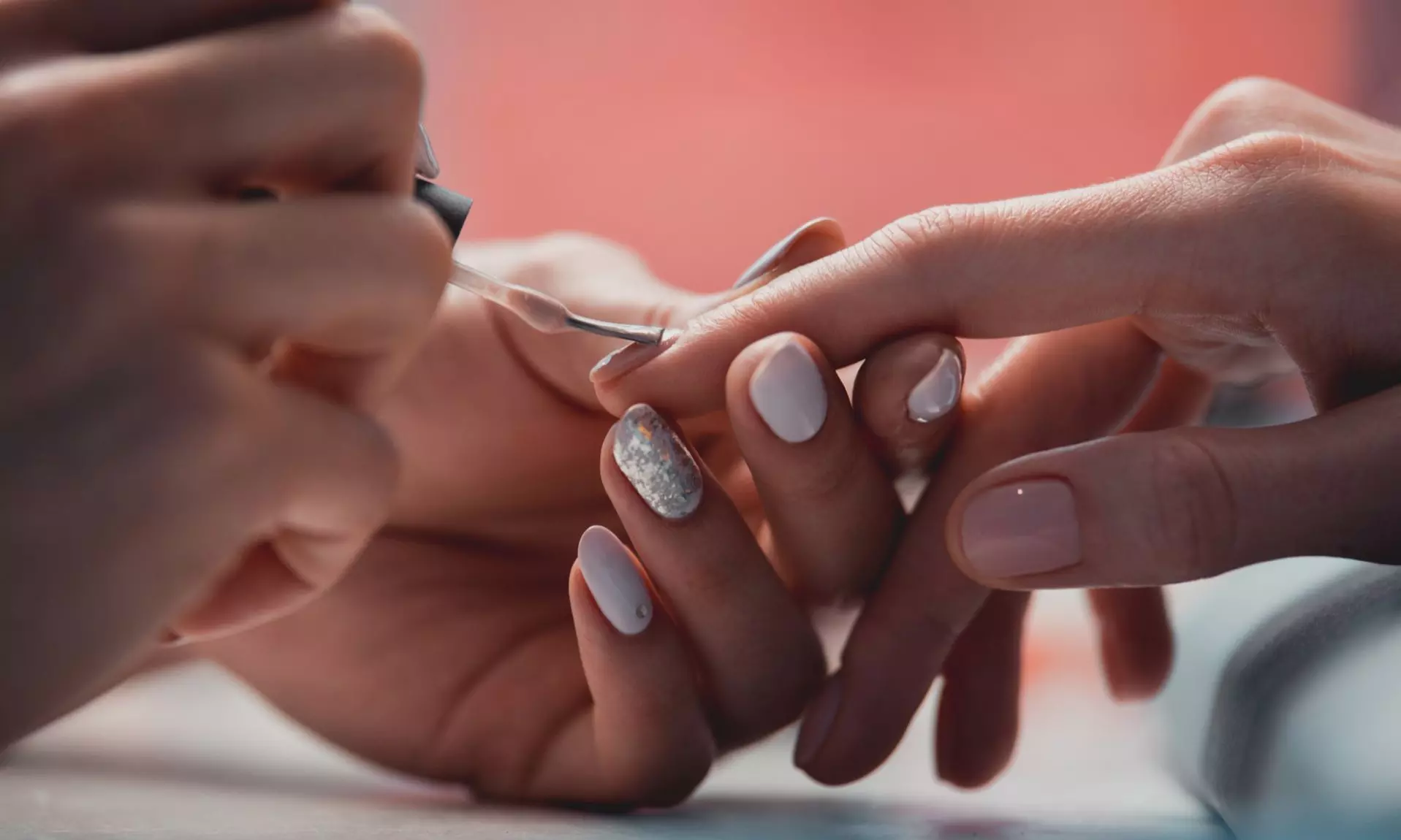Manicura, pedicura o manipedicura semipermanente con diseño en 1 uña