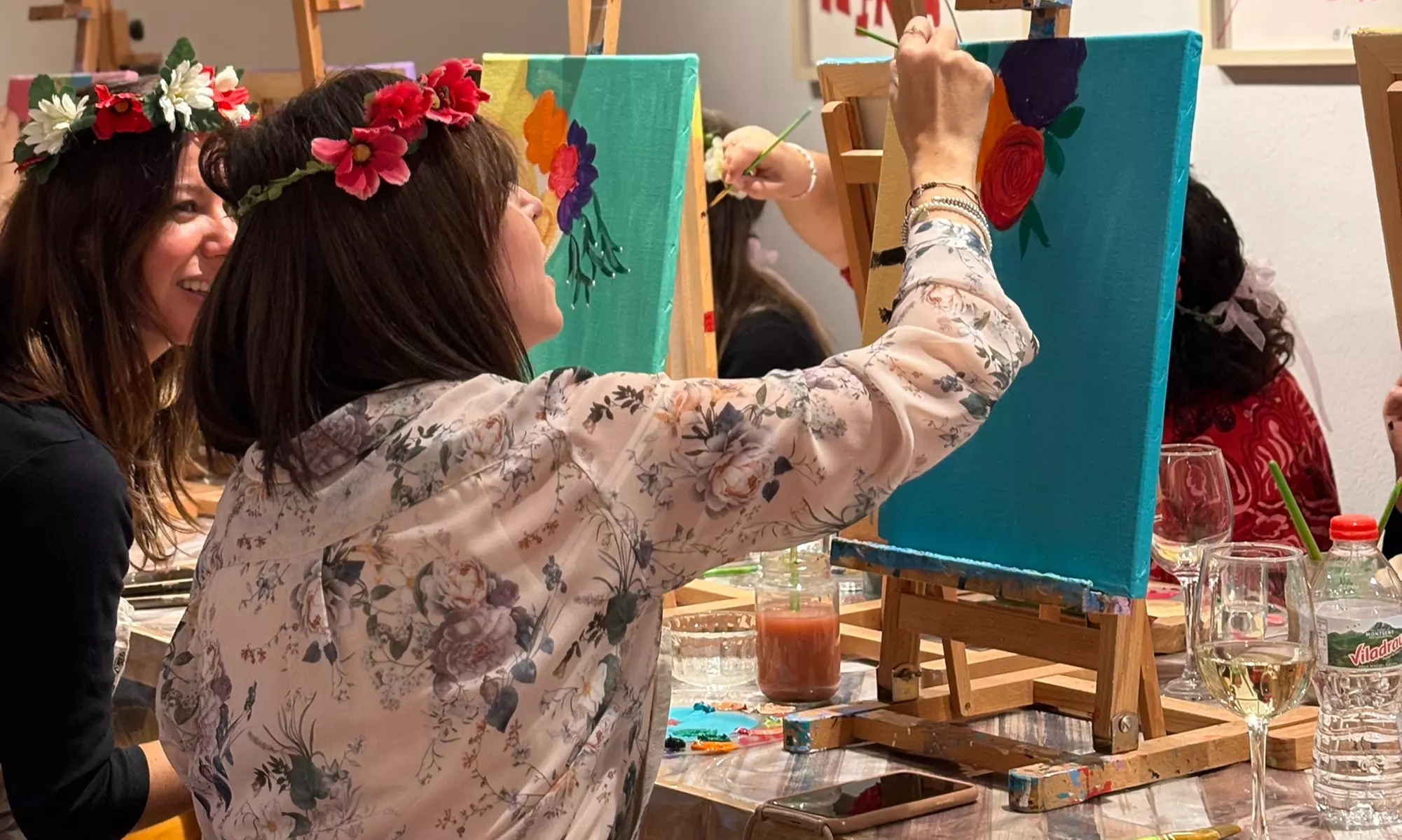 Experiencia creativa o premium “Pinta un cuadro”  con snacks y bebida